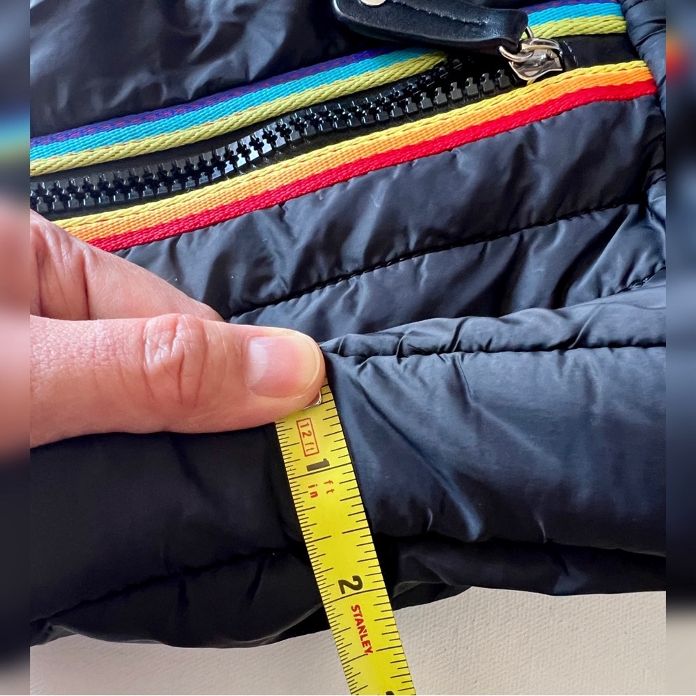 Sondra Roberts Squared black puffer crossbody bag with rainbow straps - Picture 4 of 16